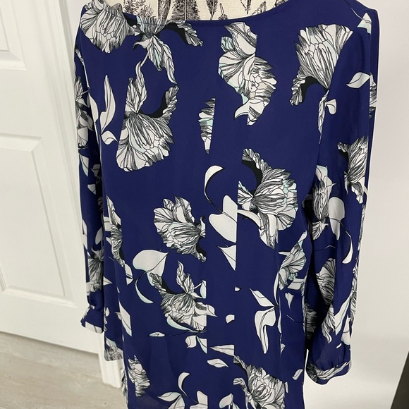 Beautiful flowy blue and white dressy blouse - Picture 2 of 3